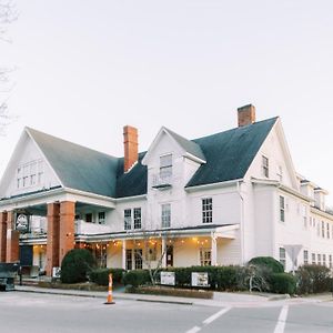 The Nuwray Hotel & Carriage House